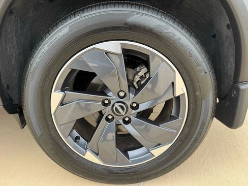 Used 2025 Nissan Rogue SV w/ SV Premium Package image 17