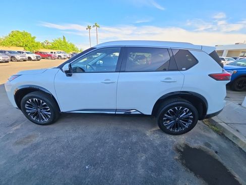 Used 2024 Nissan Rogue Platinum w/ Platinum Premium Package image 2