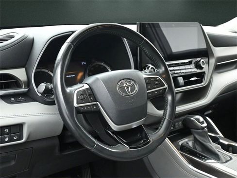 Used 2022 Toyota Highlander Limited image 25