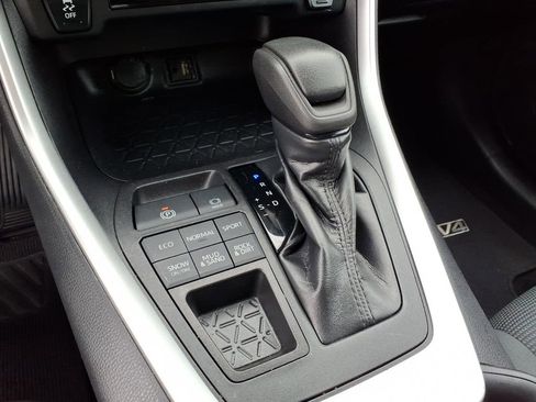 Used 2019 Toyota RAV4 LE AWD/4WD image 9