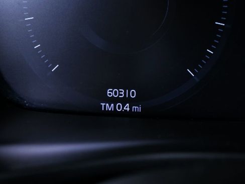 Used 2019 Volvo XC40 T5 Momentum image 11