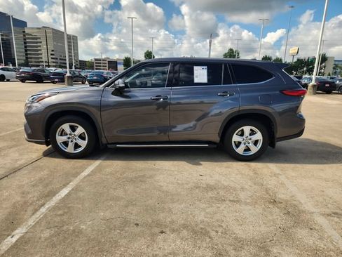 Used 2021 Toyota Highlander L FWD image 4