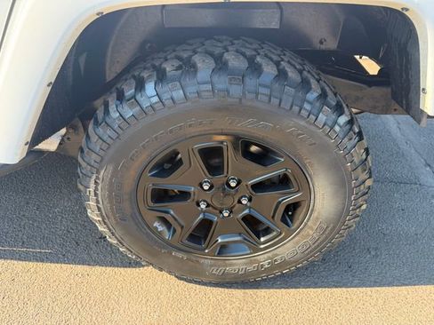 Used 2017 Jeep Wrangler Unlimited Sahara w/ Connectivity Group image 12