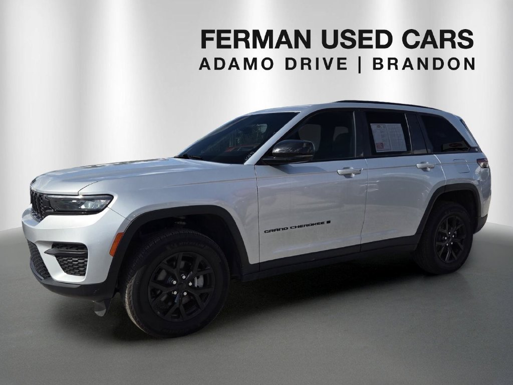 Used 2025 Jeep Grand Cherokee Altitude AWD/4WD image 1