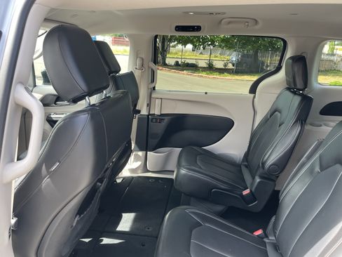 Used 2024 Chrysler Pacifica Touring-L FWD image 13