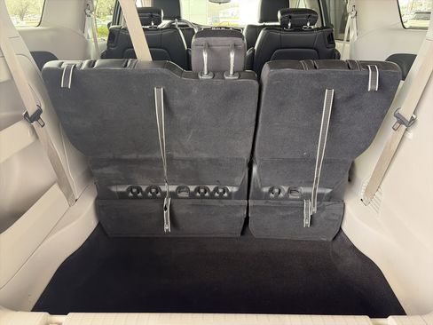 Used 2024 Chrysler Pacifica Touring-L image 22