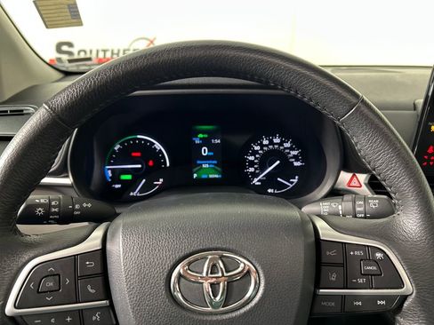 Used 2024 Toyota Sienna XLE image 12