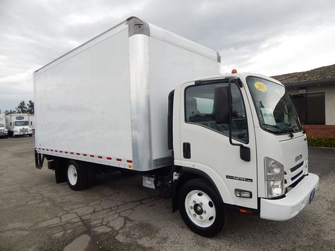 Used 2018 Isuzu NPR image 10