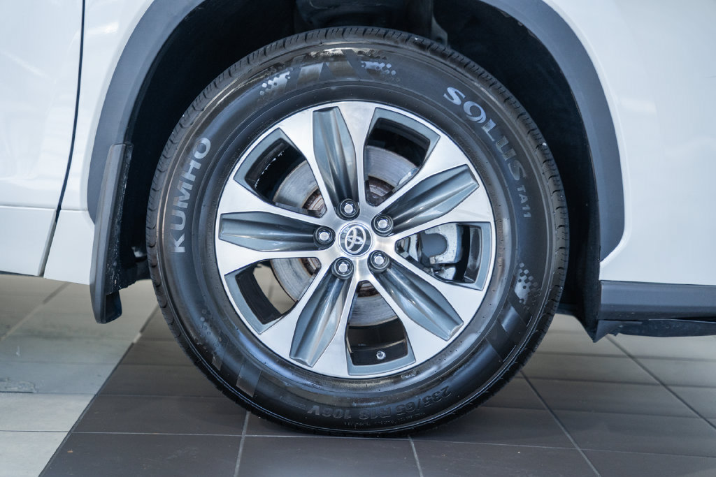 Used 2021 Toyota Highlander XLE AWD/4WD image 14