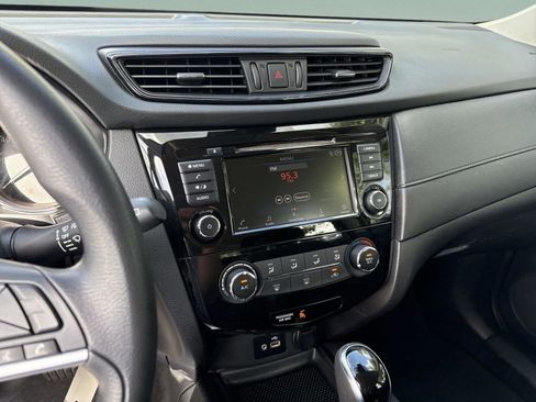 Used 2020 Nissan Rogue S FWD image 13
