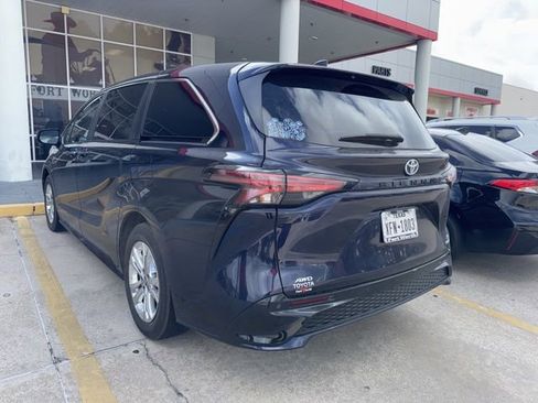 Used 2022 Toyota Sienna XSE image 3