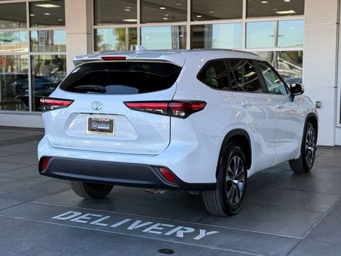 Certified 2023 Toyota Highlander XLE image 12