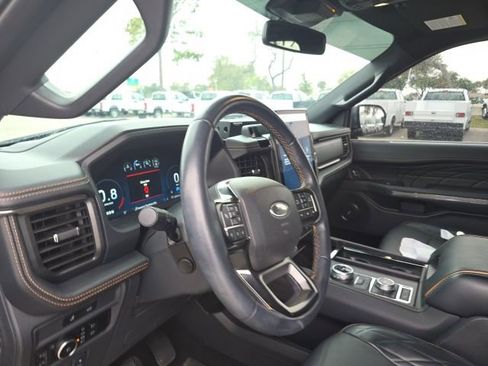 Used 2024 Ford Expedition Platinum image 9