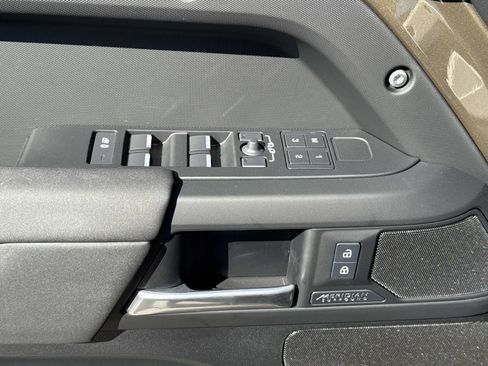 Certified 2025 Land Rover Defender 110 X-Dynamic SE image 19