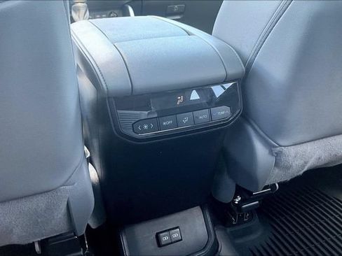 Used 2022 Toyota Highlander XLE AWD/4WD image 10