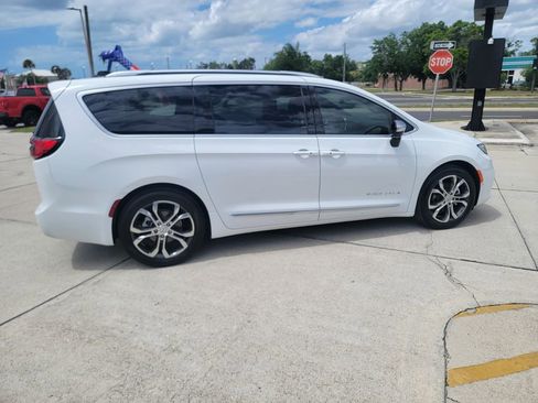 Used 2026 Chrysler Pacifica Pinnacle image 6
