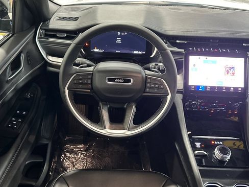 Used 2025 Jeep Grand Cherokee Limited w/ Black Appearance Package AWD/4WD image 16