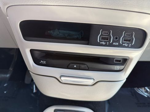 Used 2021 Chrysler Pacifica Touring-L w/ Uconnect Theater Family Group FWD image 19