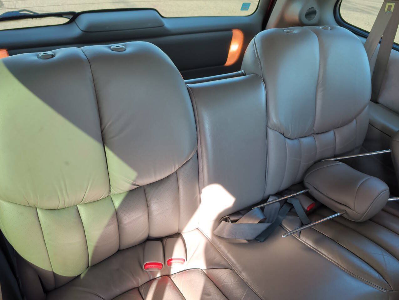 Used 1999 Chrysler Town & Country Limited FWD image 26