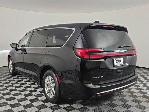 Used 2025 Chrysler Pacifica Select image 5