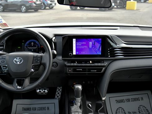 Used 2025 Toyota Camry SE image 40