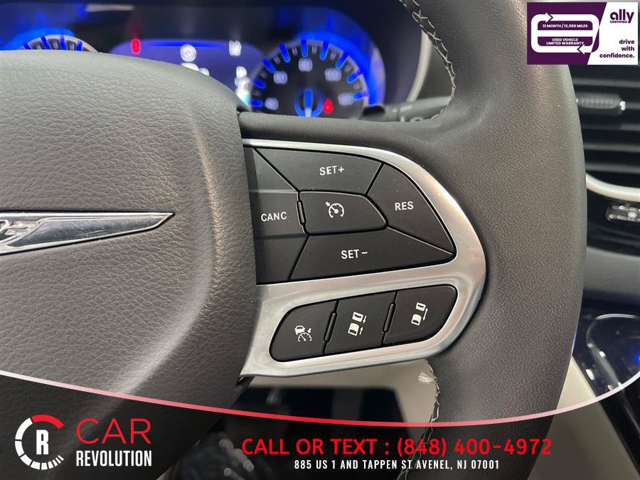 Used 2023 Chrysler Pacifica Touring-L FWD image 30