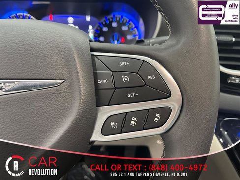 Used 2023 Chrysler Pacifica Touring-L FWD image 30