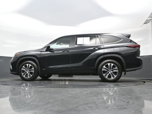 Used 2024 Toyota Highlander XLE AWD/4WD image 30