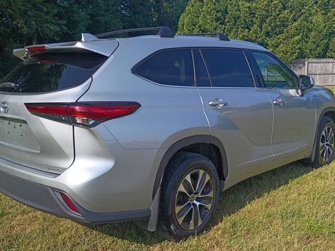 Used 2020 Toyota Highlander XLE AWD/4WD image 7
