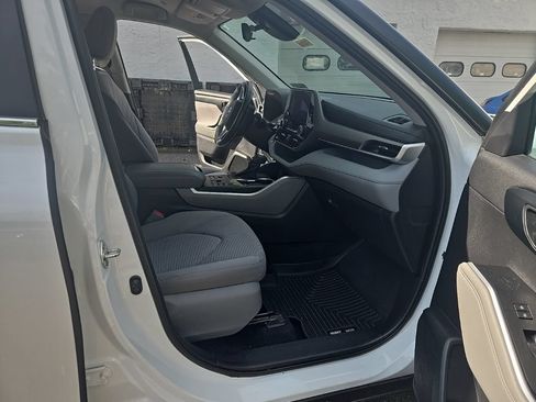 Used 2023 Toyota Highlander LE AWD/4WD image 15