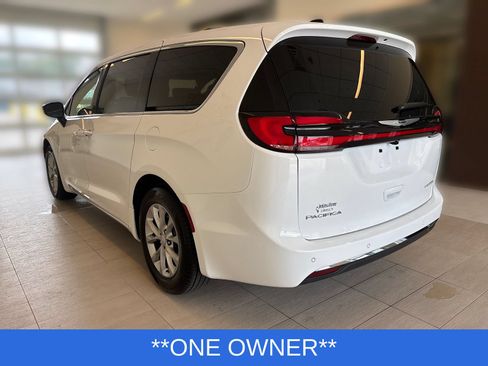 Used 2026 Chrysler Pacifica Limited FWD image 2