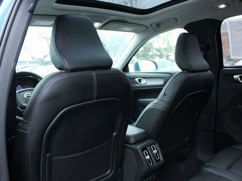 Used 2025 Volvo XC40 B5 Plus image 37