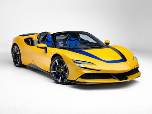 Used 2023 Ferrari SF90 Spider image 28