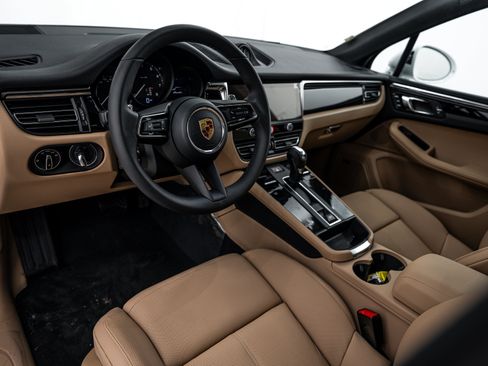Certified 2026 Porsche Macan AWD/4WD image 4