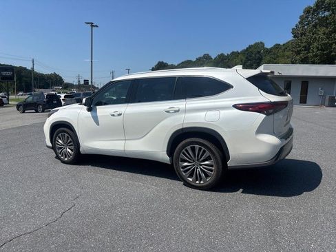 Used 2021 Toyota Highlander Platinum FWD image 5