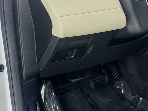 Used 2025 Land Rover Discovery Sport S image 10