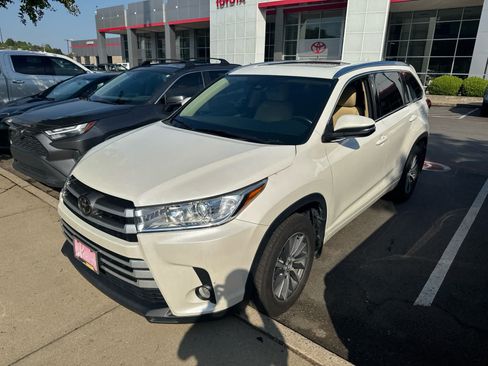 Used 2018 Toyota Highlander XLE FWD image 2
