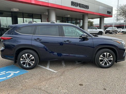 Used 2022 Toyota Highlander XLE image 2