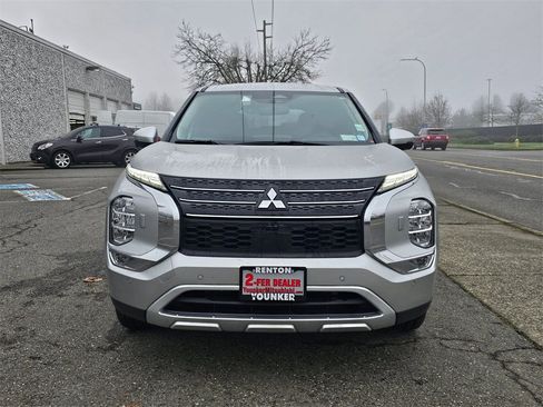 Used 2024 Mitsubishi Outlander SE image 2