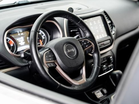 Used 2017 Jeep Cherokee Limited image 9