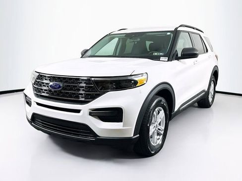 Used 2024 Ford Explorer XLT AWD/4WD image 3