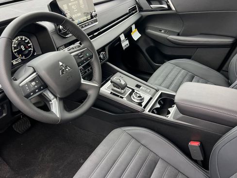 New 2025 Mitsubishi Outlander SE image 11
