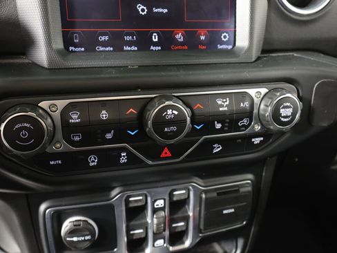 Used 2019 Jeep Wrangler Unlimited Sahara AWD/4WD image 35