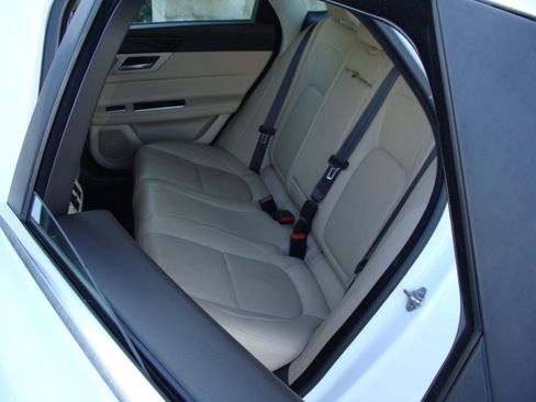 Used 2017 Jaguar XF Prestige image 8