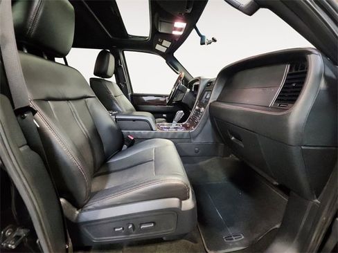 Used 2016 Lincoln Navigator Reserve image 15