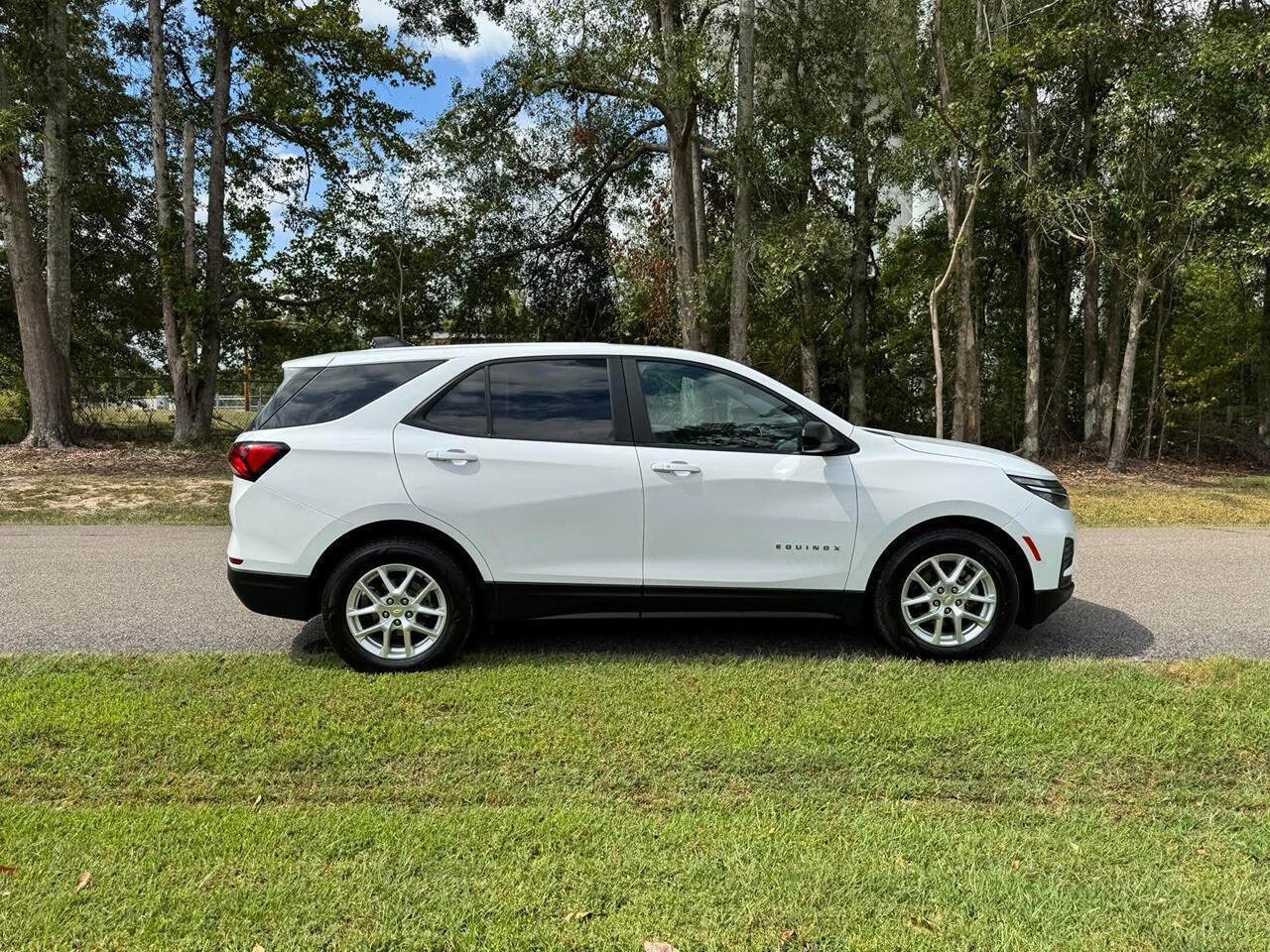 Used 2024 Chevrolet Equinox LS w/ LS Convenience Package FWD image 4