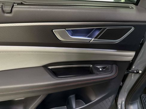 Certified 2025 Volkswagen Atlas Peak Edition SE image 12