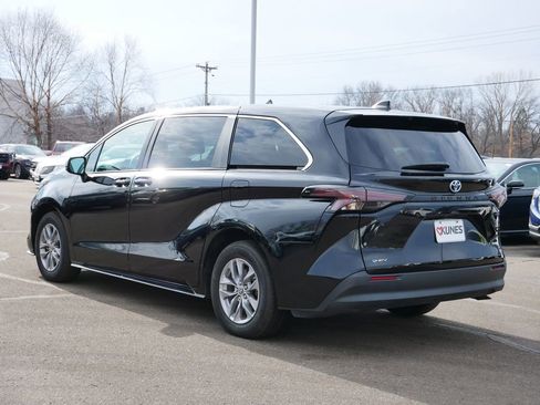 Used 2025 Toyota Sienna LE FWD image 8