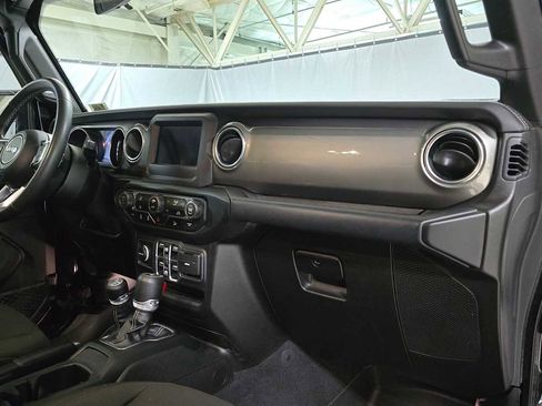 Used 2019 Jeep Wrangler Unlimited Sahara image 12