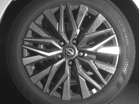 Used 2025 Nissan Altima 2.5 SV FWD image 12